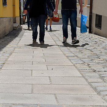 Ein Pflasterstreifen im Graben sorgt dafür, dass auch die Nebengassen gut begehbar sind. (Foto: Stadt Freising)