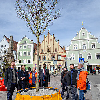Vorstellung der Aktion (v.l.) Michael Schulze, Barbara Schelle, Anton Eichenlaub (Stadt Freising), Planungsreferent Franz Bernack, Johann Pilz und Tobias Micke (ST raum a.) sowie Tobias Kramer (toponauten). Foto: Stadt Freising