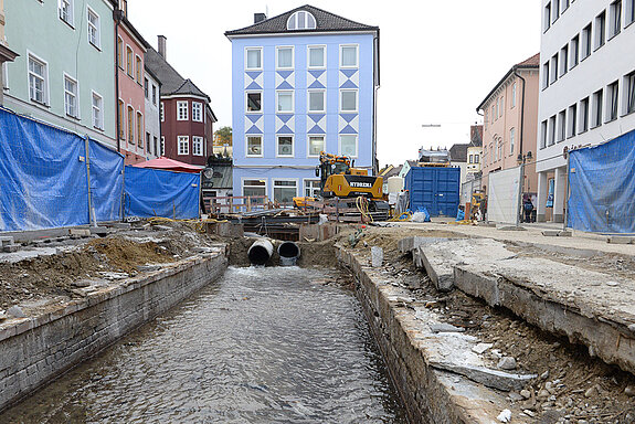 In diesem zweiten Bauabschnitt für die Sanierung des Moosachbetts wurde Ende Oktober für einige Tage der Deckel abgenommen. (Foto: Stadt Freising) 