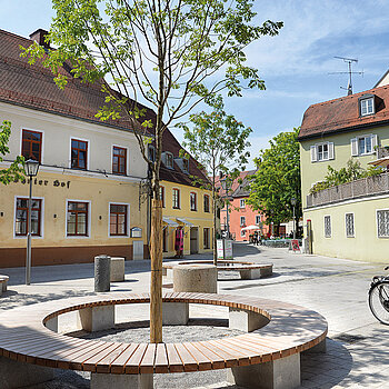 Der neu gestaltete Platz vor dem Landshuter Hof - um die Bäume bieten Rundbänke Platz zum Verweilen. (Foto: Stadt Freising)