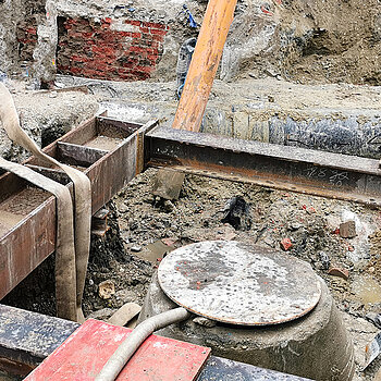 Das Saugrohr holt auch kleinere Zement- und Gesteinsbrocken aus dem alten Bachbett heraus. (Foto: Stadt Freising)