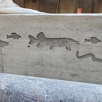 Test für die geplante Gestaltung der Moosach-Ufermauern in der Oberen Hauptstraße mit einem Fischrelief. (Foto: Wadle Bauunternehmung GmbH / Herbert Priller)