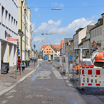 Rechts abgetrennt ist der Baustellenbereich - bald schon wird auch die jetzt noch einseitig befahrbare Straße nicht mehr genutzt werden können. (Foto: Stadt Freising)