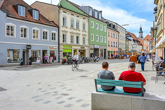Blick in den östlichen Abschnitt der barrierefrei gepflasterten und mit Sitzwürfeln ausgestatteten Unteren Hauptstraße. (Foto: Stadt Freising)