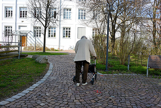 Vorher: Für ältere Leute war es sehr beschwerlich, sich auf dem Kopfsteinpflaster fortzubewegen (Foto: Stadt Freising)