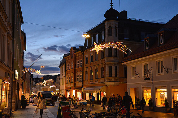 Die neuen Sternschnuppen sorgen für eine stimmungsvolle, abendliche Beleuchtung. (Foto: Stadt Freising)