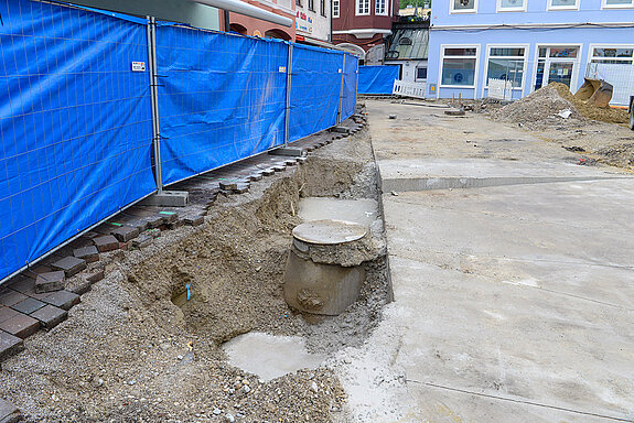 Der freigelegte Deckel der Moosach verläuft bis zur Zinnernen Kanne (hellblaues Haus). (Foto: Stadt Freising)