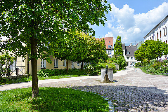 Barrierefreier Streifen auf dem Christopher-Paudiß-Platz vor dem Heiliggeistpital. (Foto: Stadt Freising)