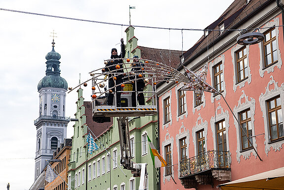 Montage der neuen Weihnachtsbeleuchtung in der Unteren hauptstraße. (Foto: Stadt Freising)
