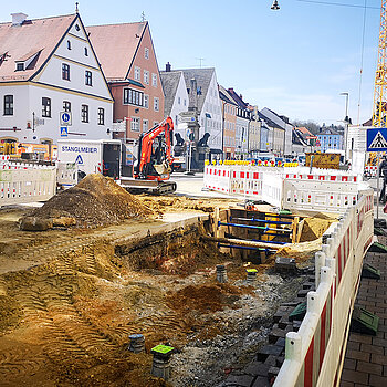 Eindrücke von der Baumaßnahme der Freisinger Stadtwerke in der Oberen Hauptstraße. (Foto: Stadt Freising)