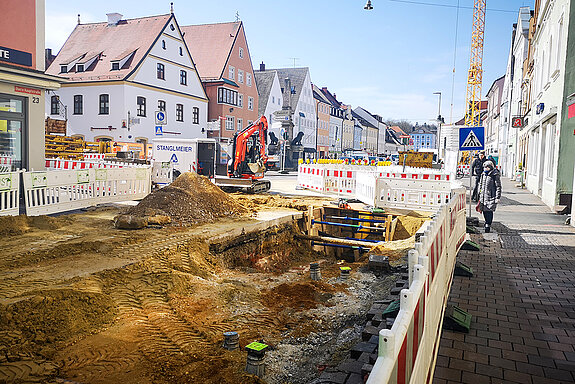 Eindrücke von der Baumaßnahme der Freisinger Stadtwerke in der Oberen Hauptstraße. (Foto: Stadt Freising)