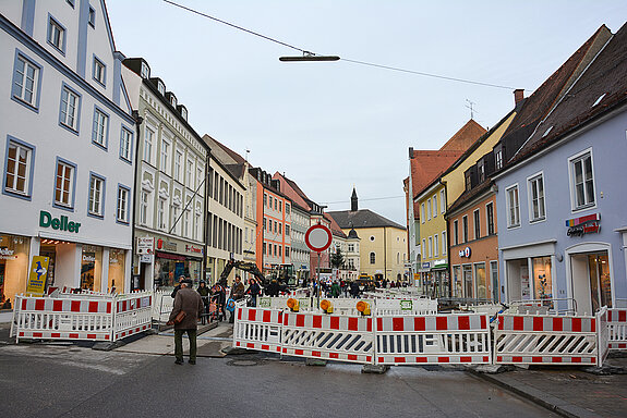 Kurz vor Fertigstellung ist der niveaugleich gestaltete Abschnitt in der Unteren Hautpstraße. (Foto: Stadt Freising)