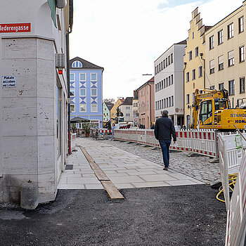 Obere Hauptstraße: Entlang der südlichen Hausfassaden steht zwischen Hirtlederergasse und Sackgasse der neue Belag bereits zur Verfügung. (Foto: Stadt Freising)