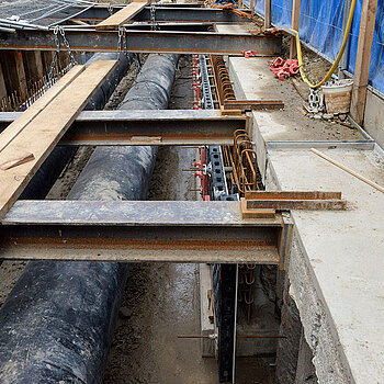 Rechts im Bild zu sehen die Stahlbewehrung und die Schaltafeln, die mit Beton aufgefüllt werden - und dann ist die Ufermauer endlich fertiggestellt. (Foto: Stadt Freising) 