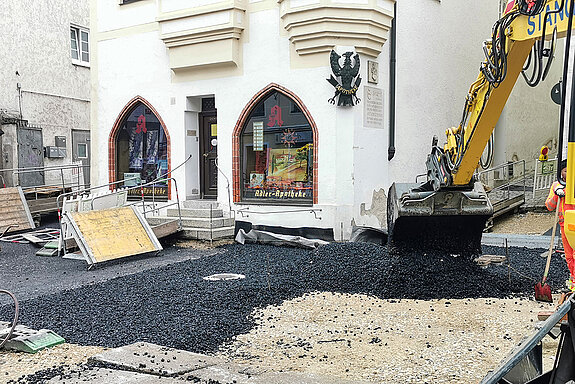 Vorbereitungen für die Pflasterung auf der Nordseite: Der alte Asphalt wird beseitigt und ein neuer Untergrund hergestellt, auf dem anschließend gepflastert werden kann. (Foto: Stadt Freising)