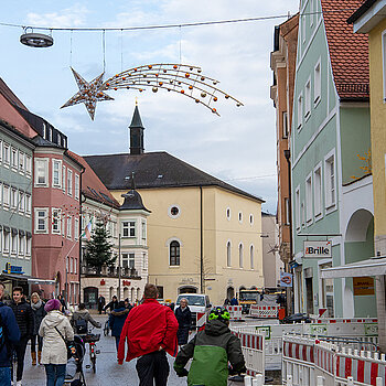Die "Sternschnuppen" in der Unteren Hauptstraße sind an den neuen Überspannungsleuchten angebracht. (Foto: Stadt Freising)