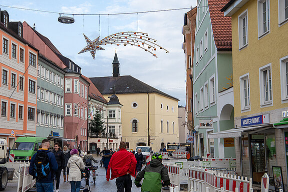 Die "Sternschnuppen" in der Unteren Hauptstraße sind an den neuen Überspannungsleuchten angebracht. (Foto: Stadt Freising)