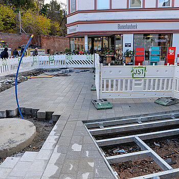 Auf dem Foto links zu sehen ist die (runde, betonierte) Aussparung für die Wiederaufstellung des Roider-Jackl-Brunnens und rechts das vorbereitete Quartier für einen der insgesamt fünf Bäume in dem gesamten Platz-Bereich. (Foto: Stadt Freising)