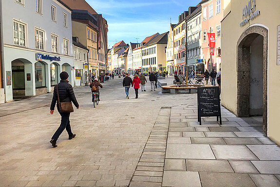 Der im Dezember 2019 freigegebene Abschnitt in der Unteren Hauptstraße präsentiert das Prinzip der Barrierefreiheit in der Altstadt: Der gesamte Straßenraum erstreckt sich auf nahezu einer Ebene. (Foto: Stadt Freising) 