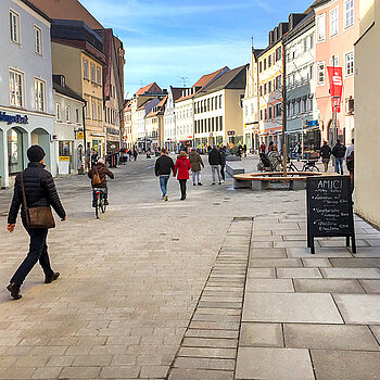 Der im Dezember 2019 freigegebene Abschnitt in der Unteren Hauptstraße präsentiert das Prinzip der Barrierefreiheit in der Altstadt: Der gesamte Straßenraum erstreckt sich auf nahezu einer Ebene. (Foto: Stadt Freising) 