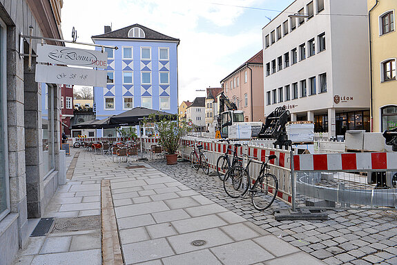 Im gepflasterten Abschnitt können sich die benachbarten Lokale endlich wieder etwas ausbreiten. (Foto: Stadt Freising)