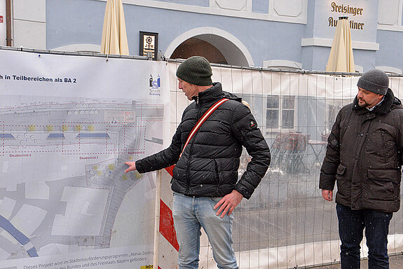 Das meiste ist geschafft! Innenstadtkoordinator Michael Schulze (links) blickt optimistisch auf die bevorstehenden Arbeiten und die Moosach-Öffnung Ende 2022. (Foto: Stadt Freising)