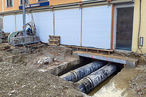 Mittlerweile sind bereits die Rohre für die Umleitung des Moosachwassers bei Hochwasser eingebracht. (Foto: Stadt Freising)