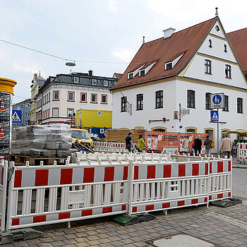 Eine weitere kleine, abmarkierte Baustelle im Gehwegbereich an der Bahnhofstraße. (Foto: Stadt Freising)