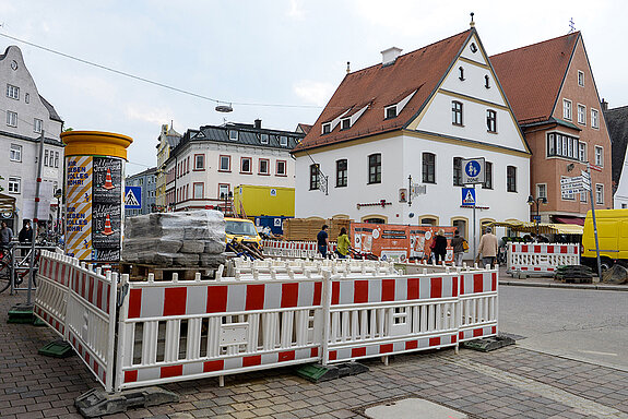 Eine weitere kleine, abmarkierte Baustelle im Gehwegbereich an der Bahnhofstraße. (Foto: Stadt Freising)
