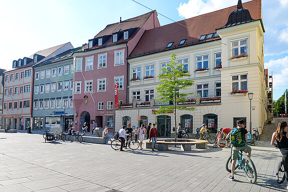 Im Bereich der Sparkasse ist ein belebter neuer Platz entstanden. (Foto: Stadt Freising) 