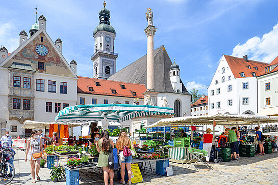 Ab 09. Juni empfängt der Freisinger Wochenmarkt seine Kundschaft wieder im Herzen der Altstadt. (Foto: Stadt Freising)