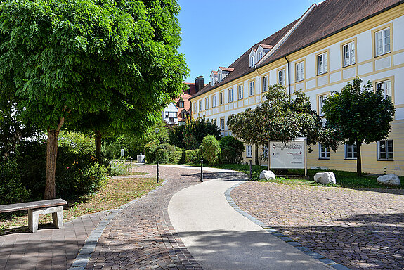 Auch der Weg zum Heiliggeistspital Freising wurde mit einem begehfreundlichen Streifen ausgestattet. (Foto: Stadt Freising)