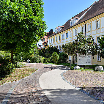 Auch der Weg zum Heiliggeistspital Freising wurde mit einem begehfreundlichen Streifen ausgestattet. (Foto: Stadt Freising)