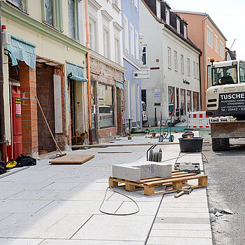 Pflasterarbeiten in der Unteren Hauptstraße zwischen Weizen- und Amtsgerichtsgasse. (Foto: Stadt Freising)