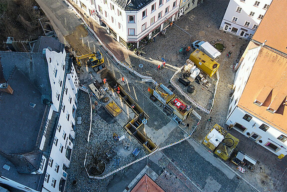 Aus der Vogelperspektive: Arbeiten für die Verlegung des Wärmenetzes in der Bahnhofstraße. (Drohnenbild: Franz Josef Kirmaier/ das produktionshaus)