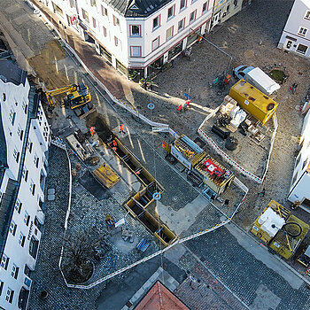 Aus der Vogelperspektive: Arbeiten für die Verlegung des Wärmenetzes in der Bahnhofstraße. (Drohnenbild: Franz Josef Kirmaier/ das produktionshaus)