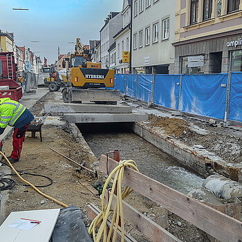 Da plätschert sie offen, die Moosach in der Oberen Hauptstraße... (Foto: Stadt Freising)