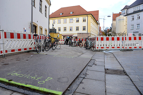 Vorsicht! Rechts im Bild der vorbereitete Bereich für das Baumquartier mit Sicherheitsabdeckung.(Foto: Stadt Freising)