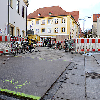 Vorsicht! Rechts im Bild der vorbereitete Bereich für das Baumquartier mit Sicherheitsabdeckung.(Foto: Stadt Freising)