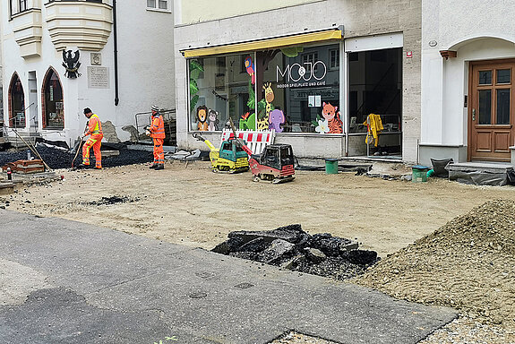 In der Oberen Hauptstraße sind ab der Karlwirt-Kreuzung die Vorbereitungen für die Pflasterung auf der Nordseite angelaufen. (Foto: Stadt Freising)