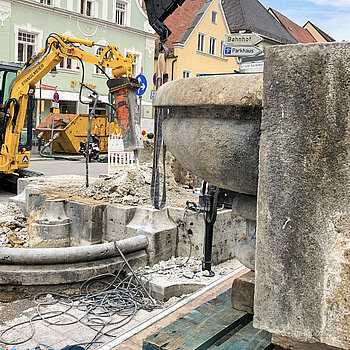 Jetzt ist es bald vollbracht: Das demontierte Denkmal wird restauriert und kehrt später voraussichtlich Ende 2021 wieder in die Obere Altstadt zurück. 