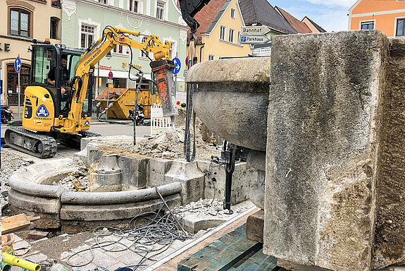 Jetzt ist es bald vollbracht: Das demontierte Denkmal wird restauriert und kehrt später voraussichtlich Ende 2021 wieder in die Obere Altstadt zurück. 