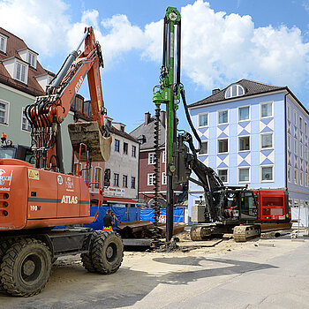 Am Montag, 22. Juni 2020, hat schweres Gerät für die Arbeiten zur Sanierung und Verlegung der Moosach in der Oberen Hauptstraße Einzug gehalten (Foto: Stadt Freising)