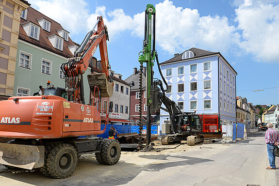 Am Montag, 22. Juni 2020, hat schweres Gerät für die Arbeiten zur Sanierung und Verlegung der Moosach in der Oberen Hauptstraße Einzug gehalten (Foto: Stadt Freising)