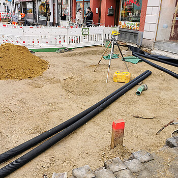 Pflasterarbeiten ab der Kochbäckergasse stadteinwärts: Der Untergrund wird für das Verlegen der großen Natursteine vorbereitet. (Foto: Stadt Freising)