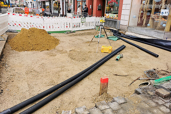 Pflasterarbeiten ab der Kochbäckergasse stadteinwärts: Der Untergrund wird für das Verlegen der großen Natursteine vorbereitet. (Foto: Stadt Freising)