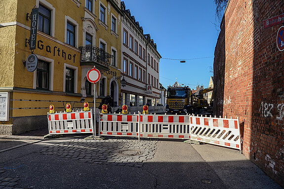 Die Bahnhofstraße ist stadteinwärts ab dem Abzweig Am Wörth (ehemaliges Hotel zur Gred) wegen der Arbeiten für das Wärmenetz derzeit gesperrt. (Foto: Stadt Freising) 