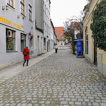 Entlang der nördlichen Hausfassaden wurden große, gut begehbare Pflastersteine verlegt. (Foto: Stadt Freising) 
