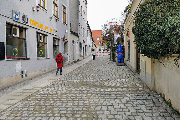 Entlang der nördlichen Hausfassaden wurden große, gut begehbare Pflastersteine verlegt. (Foto: Stadt Freising) 