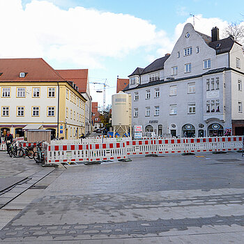 Der Platz am Roider-Jackl-Brunnen ist schon gepflastert. Rechts im Bild der vorbereitete Bereich für das Baumquartier mit Sicherheitsabdeckung.(Foto: Stadt Freising)